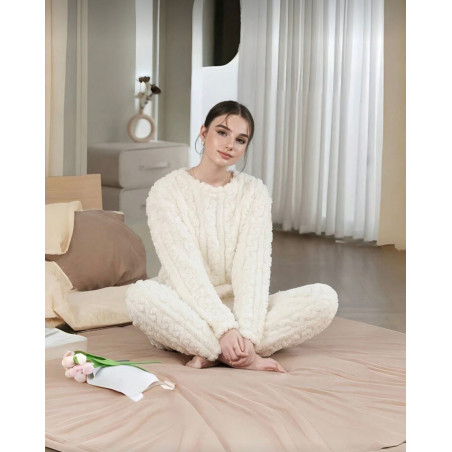 بيجامة ساخنة بيضاء